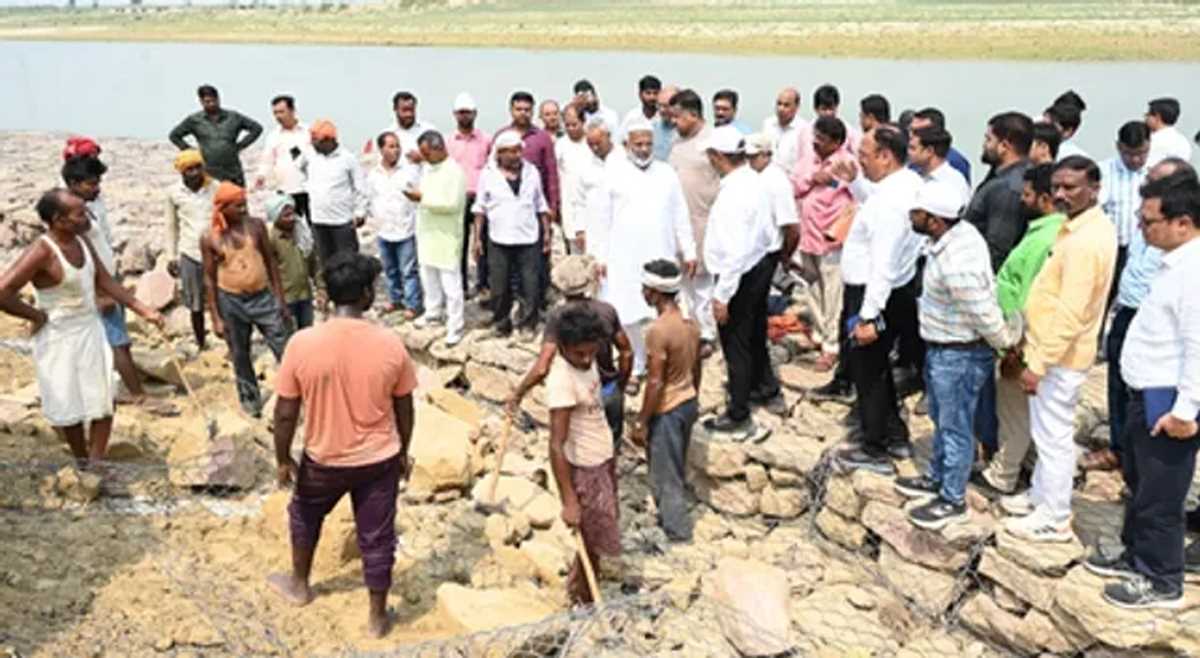 उत्तर प्रदेश : गोरखपुर में जलशक्ति मंत्री ने किया मलौनी तटबंध का निरीक्षण, बरसात से पूर्व कार्य पूर्ण करने का निर्देश उत्तर प्रदेश : गोरखपुर में जलशक्ति मंत्री ने किया मलौनी तटबंध का निरीक्षण, बरसात से पूर्व कार्य पूर्ण करने का निर्देश